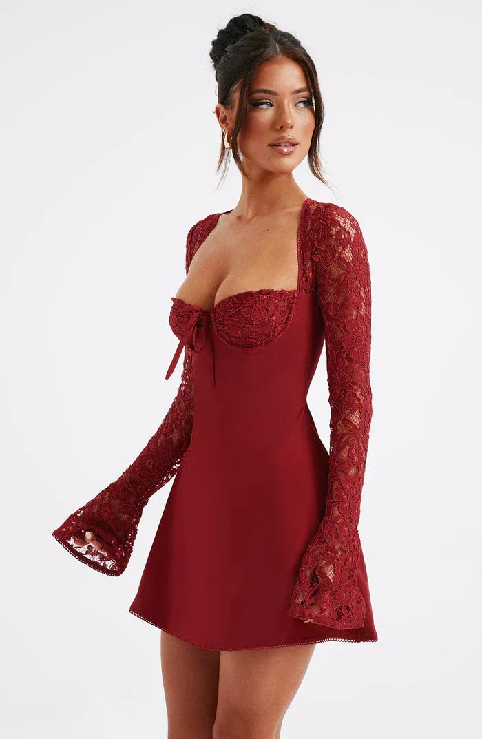 Robe rouge élégante en dentelle avec manches longues, décolleté en cœur et coupe ajustée. Mode féminine chic, tenue de soirée tendance.