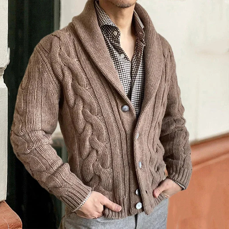 Gilet en laine torsadée marron pour homme, style décontracté, col châle, boutons, porté sur chemise à carreaux. Mode automne-hiver élégante.