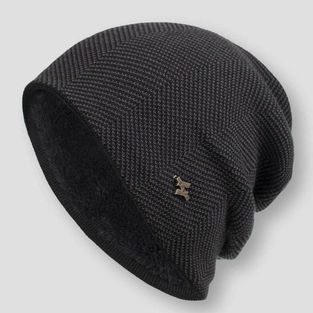 Bonnet en laine noir texturé avec motif chevrons, orné d'un petit logo métallique. Accessoire d'hiver élégant et chaud pour homme ou femme.