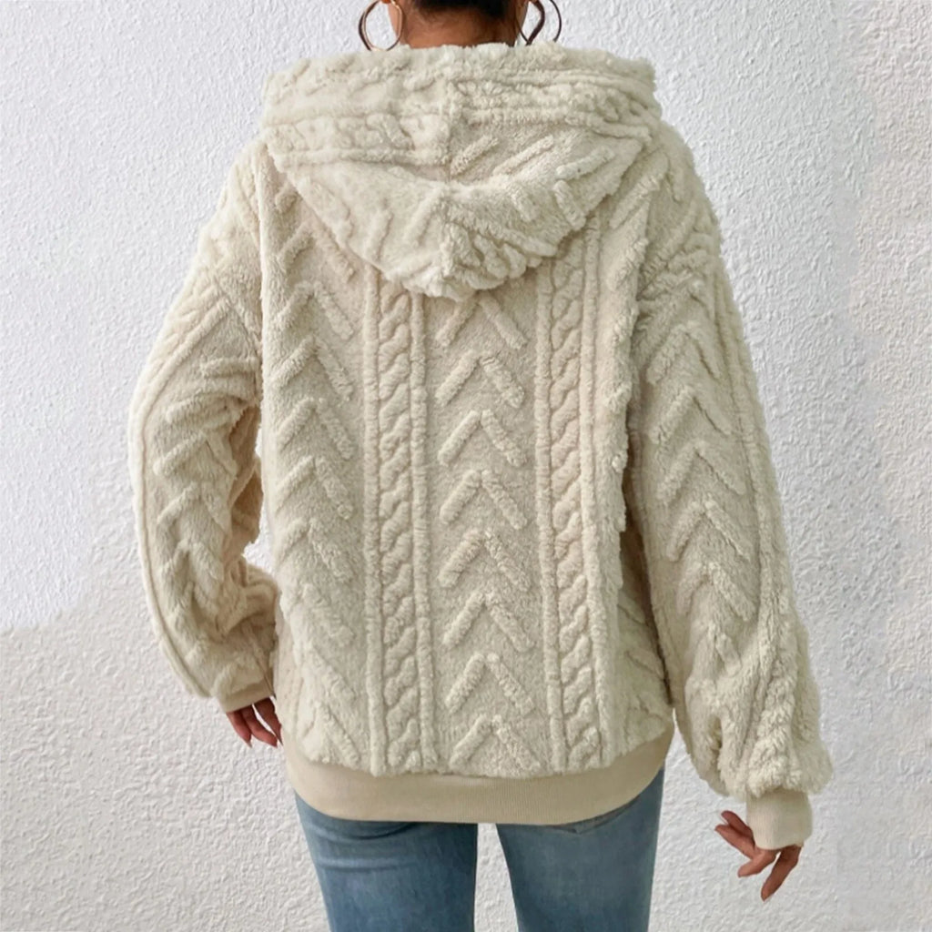 Veste en laine beige à capuche, motif torsadé, portée par une personne de dos, sur fond blanc. Mode hiver, style décontracté, tendance.