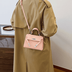 Manteau beige avec sac à main rose élégant, porté en bandoulière. Mode automne, accessoires tendance, style chic et moderne.