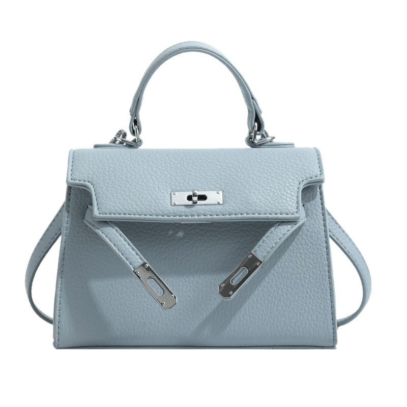 Sac à main en cuir bleu clair avec poignée supérieure, fermoir métallique argenté et bandoulière. Élégant et moderne, parfait pour la mode féminine.