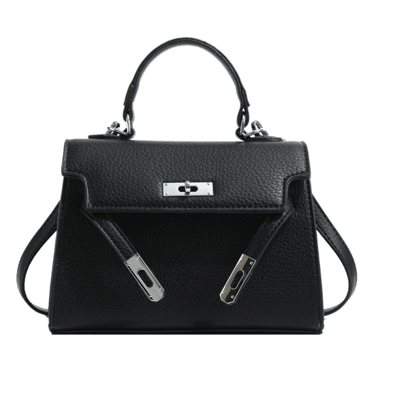Sac à main en cuir noir élégant avec poignée supérieure, fermoir métallique argenté et bandoulière. Accessoire mode chic et intemporel.