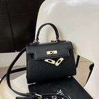 Sac à main noir élégant en cuir texturé avec fermoir doré, posé sur une chaise blanche. Accessoire de mode chic et tendance pour femmes.