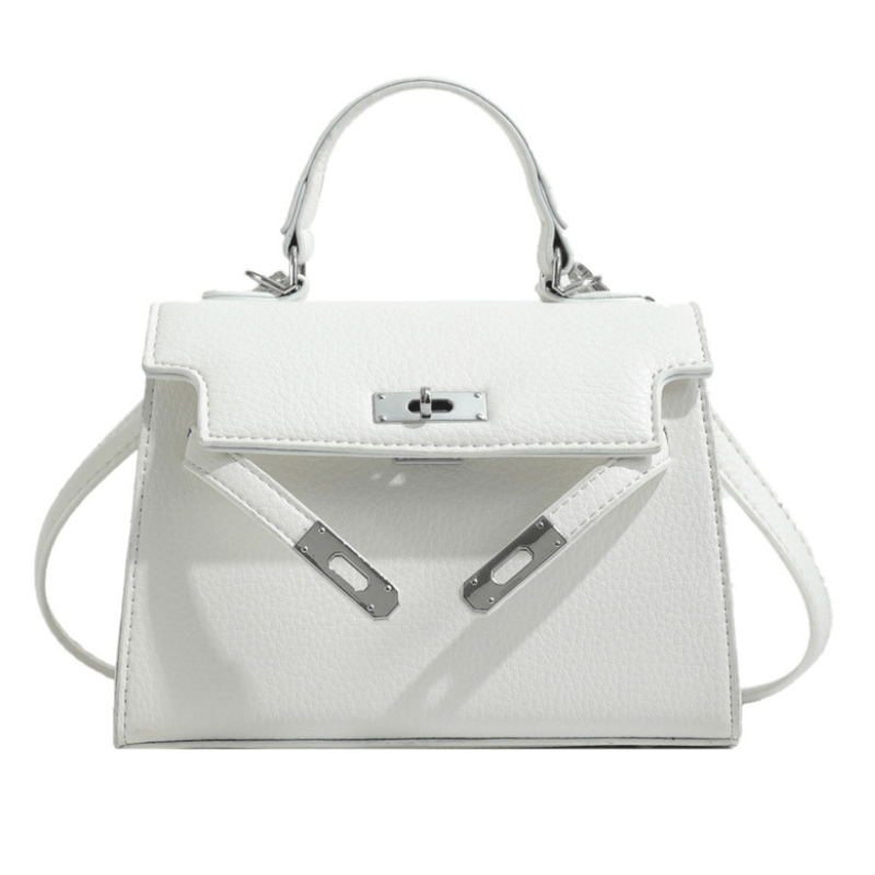 Sac à main blanc élégant en cuir texturé avec poignée supérieure et bandoulière. Fermeture métallique argentée. Accessoire mode chic et moderne.