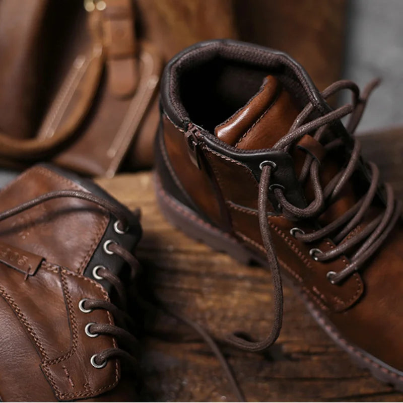 Chaussures en cuir marron pour homme avec lacets, posées sur une surface en bois. Style robuste et élégant, parfait pour l'automne et l'hiver.