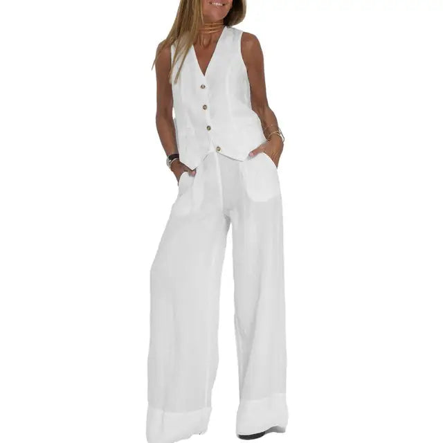 Femme portant un ensemble blanc élégant, composé d'un gilet boutonné et d'un pantalon large. Mode féminine chic, tenue estivale tendance.