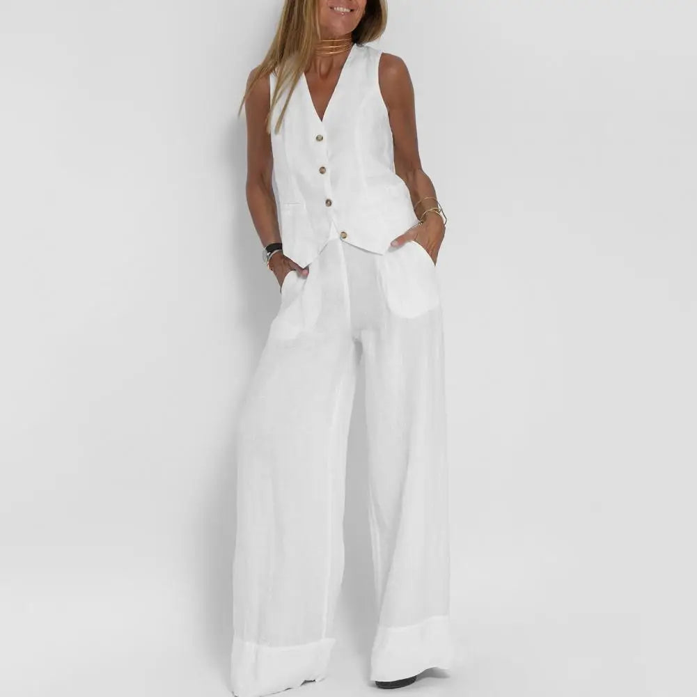 Femme portant un ensemble blanc élégant, composé d'un gilet boutonné et d'un pantalon large. Mode féminine chic, tenue estivale tendance.