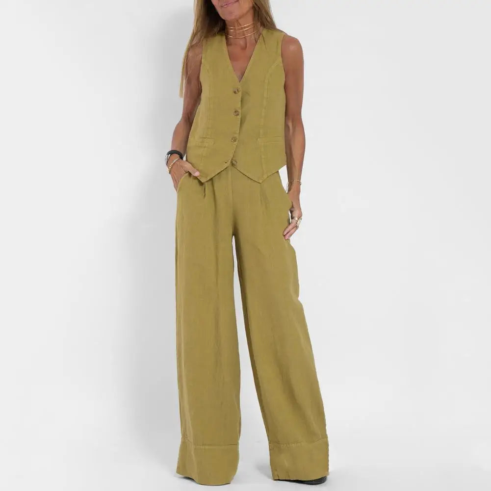 Femme portant un ensemble tailleur pantalon large beige, gilet sans manches, style élégant et moderne, mode féminine tendance, fond blanc.