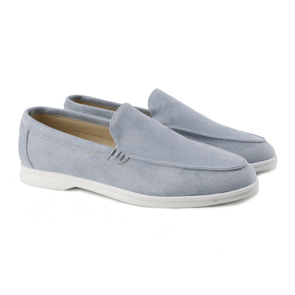 Mocassins en daim bleu clair pour homme, semelle blanche, style décontracté et élégant, parfaits pour la mode estivale et les tenues décontractées.