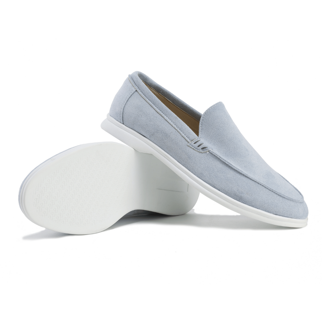 Mocassins en daim bleu clair pour homme, semelle blanche antidérapante, style élégant et décontracté, chaussures confortables pour toutes occasions.