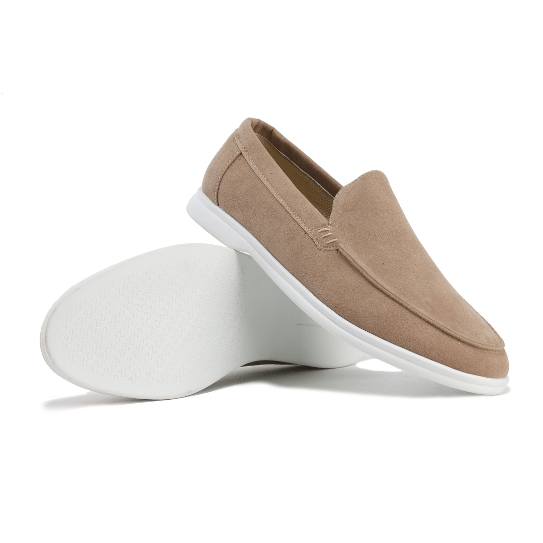 Mocassins beiges en daim pour homme avec semelle blanche, style décontracté et élégant, parfaits pour la mode masculine et le confort quotidien.