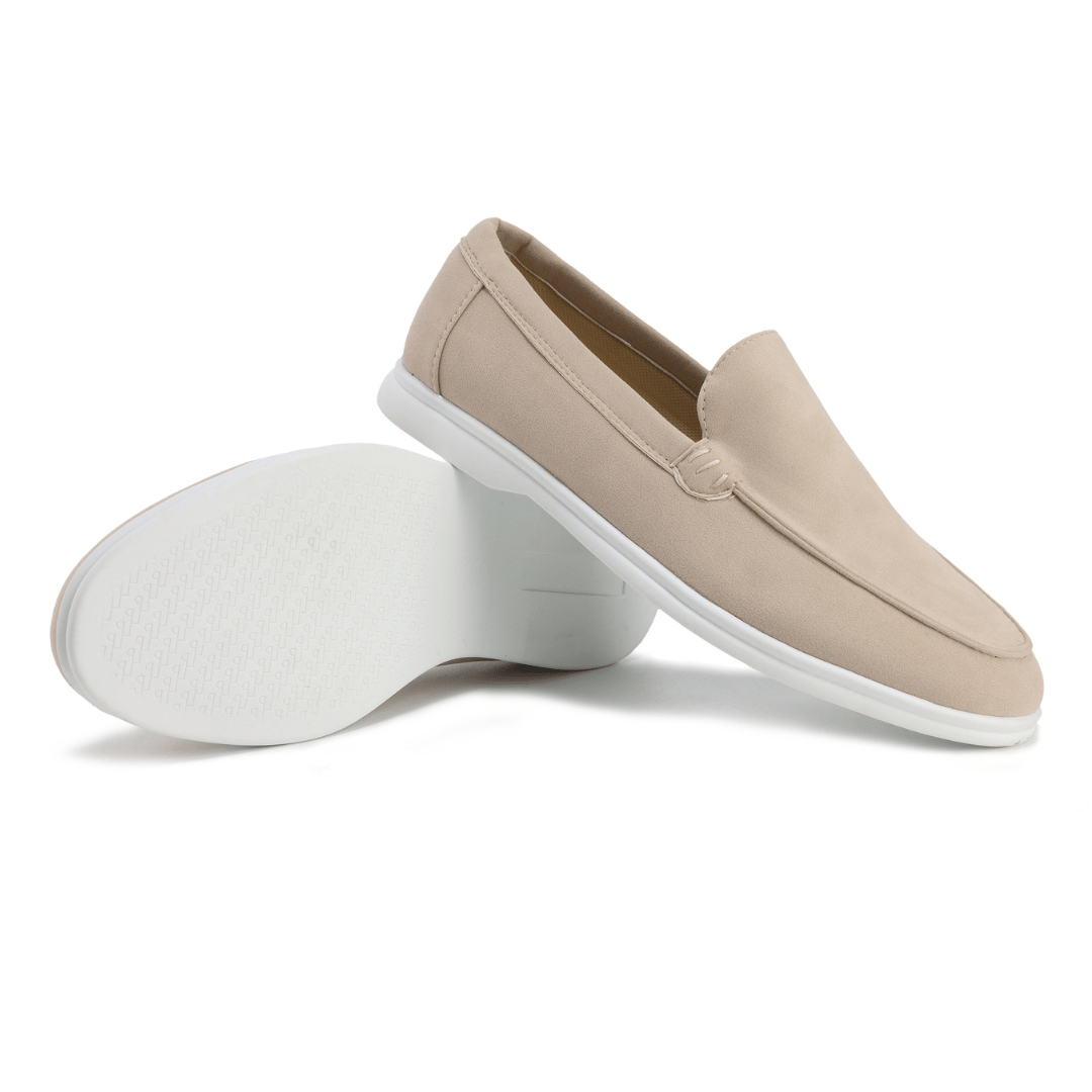 Mocassins beiges en cuir pour hommes, semelle blanche antidérapante, style décontracté et élégant, parfaits pour un look moderne et confortable.