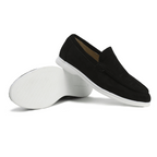 Mocassins noirs en daim pour homme avec semelle blanche, élégants et confortables, parfaits pour un style décontracté ou formel.