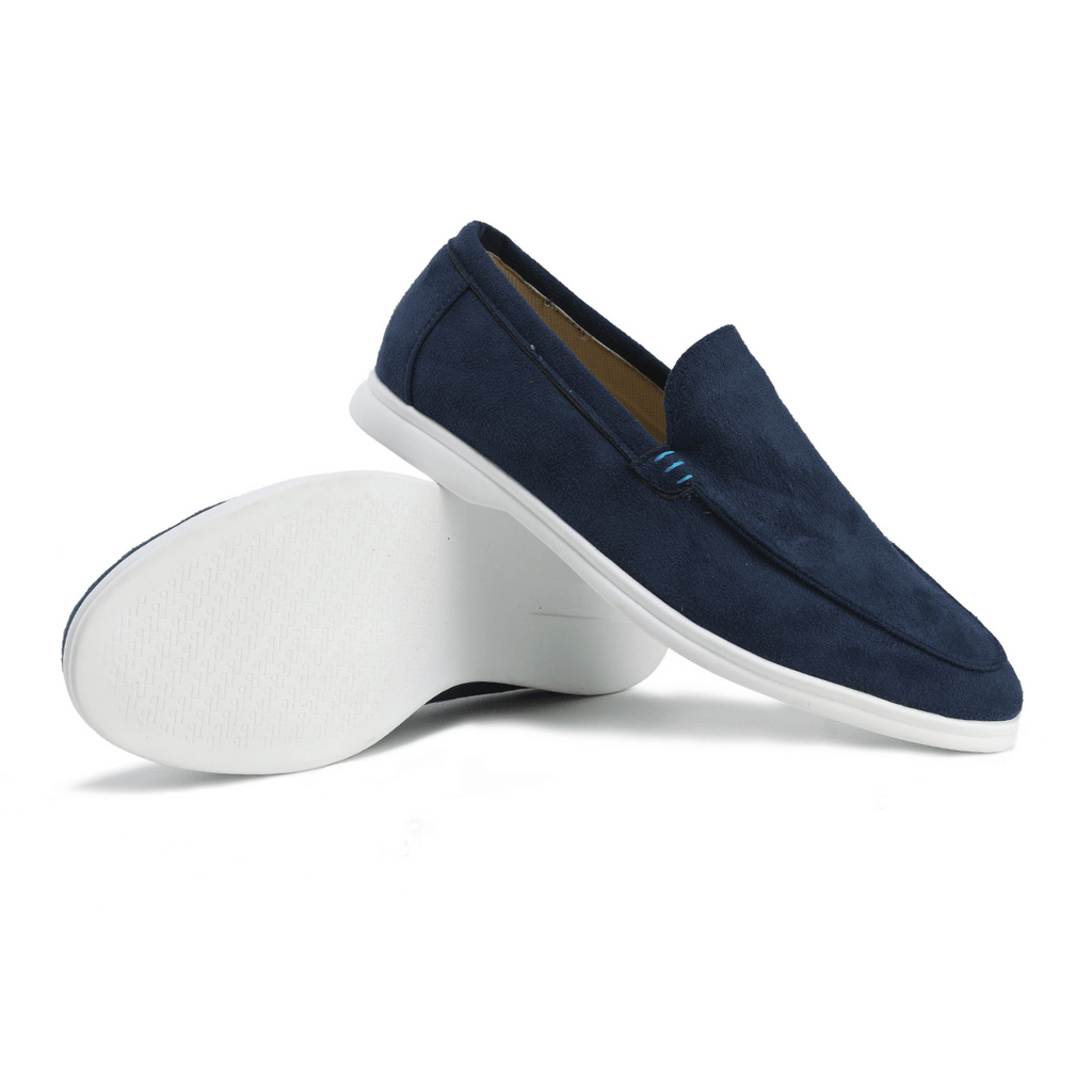 Mocassins en daim bleu marine pour homme avec semelle blanche, élégants et confortables, parfaits pour un style décontracté et moderne.