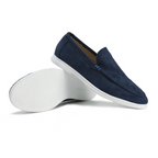 Mocassins en daim bleu marine pour homme avec semelle blanche, élégants et confortables, parfaits pour un style décontracté et moderne.