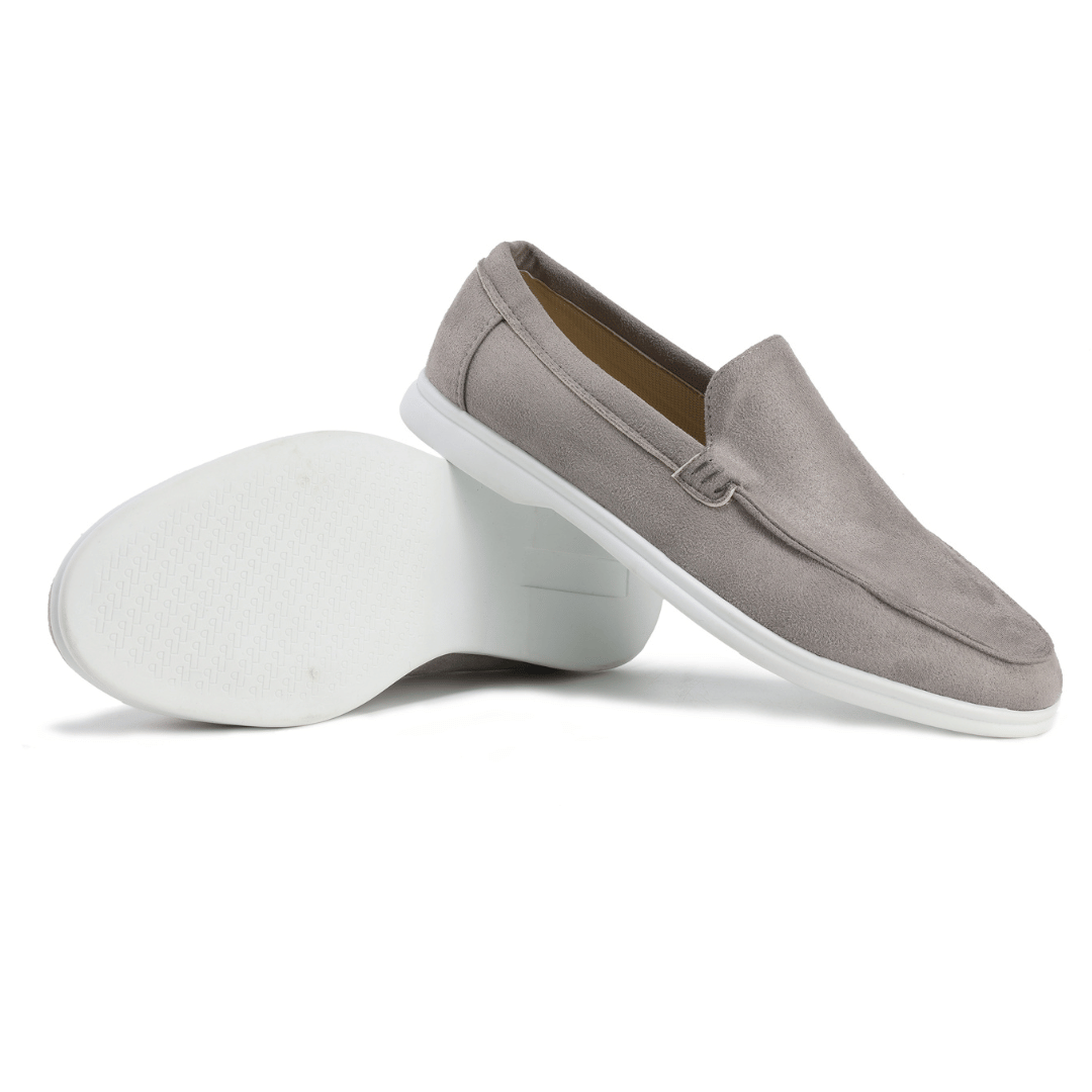 Mocassins gris en daim pour homme avec semelle blanche, style décontracté et élégant, parfaits pour un look moderne et confortable.