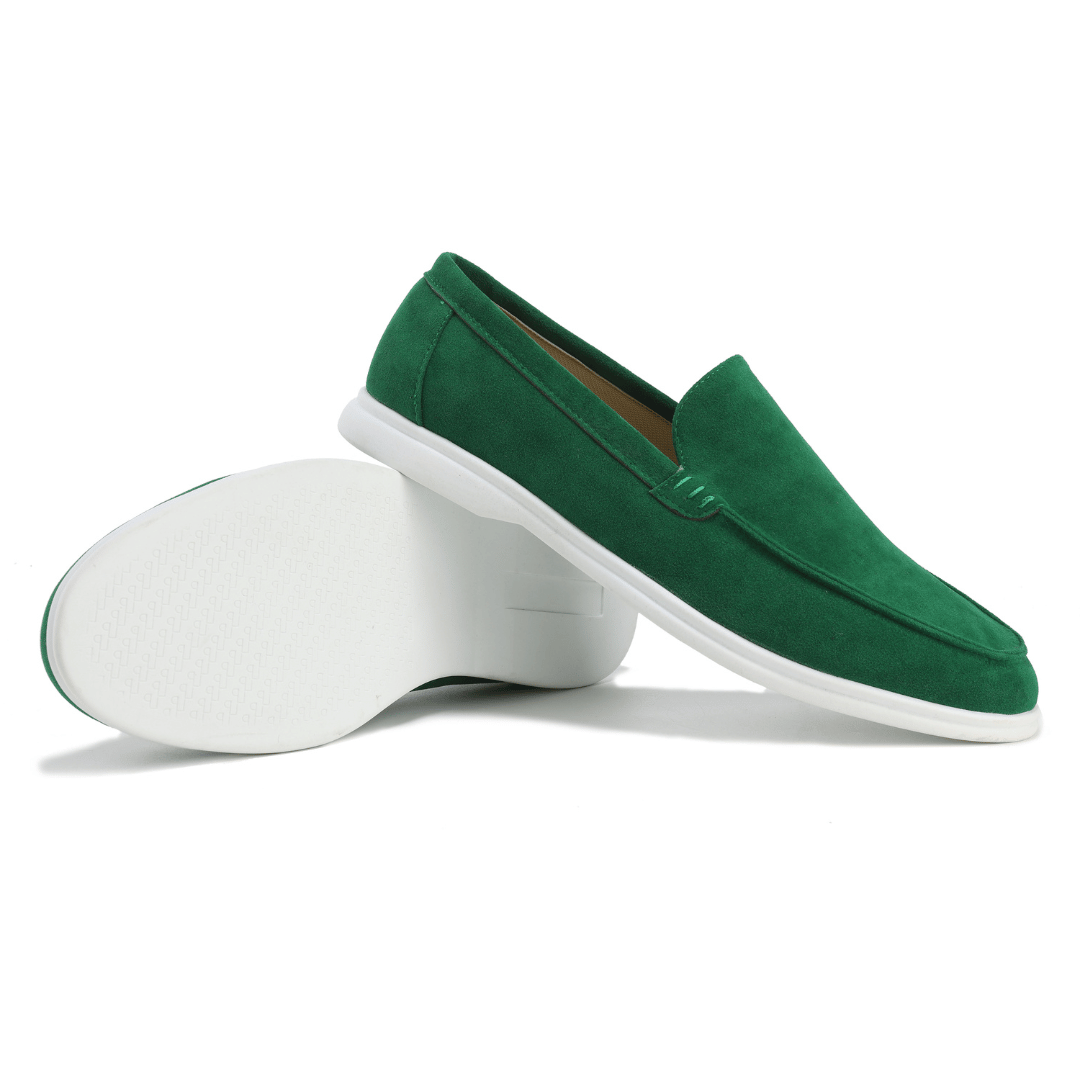 Mocassins verts en daim pour homme avec semelle blanche, élégants et confortables, parfaits pour un style décontracté et tendance.