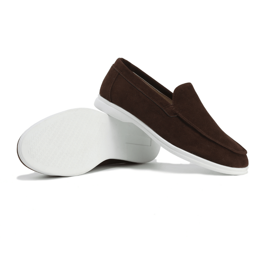Mocassins marron en daim pour homme avec semelle blanche, style décontracté et élégant, parfaits pour un look moderne et confortable.