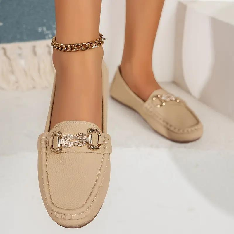 Chaussures mocassins beiges pour femme avec chaîne dorée, style élégant et moderne, parfaites pour un look chic et décontracté.