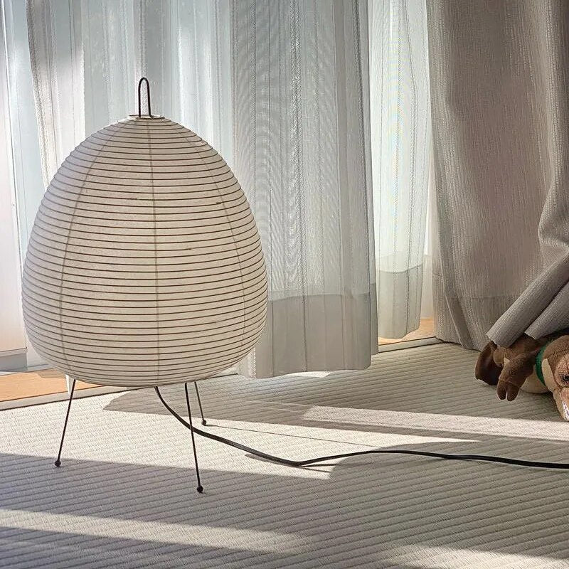 Lampe en papier de riz sur pied, design minimaliste, éclairage doux, intérieur moderne, rideaux blancs, lumière naturelle, ambiance zen.