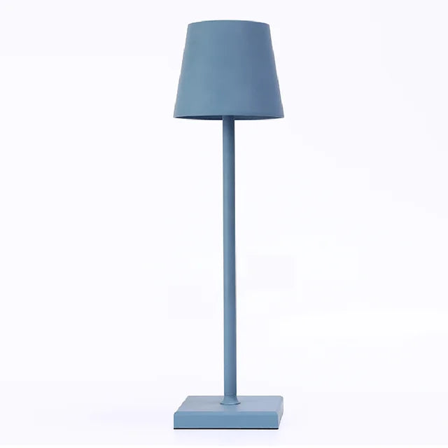 Lampe de table moderne bleue, design minimaliste, abat-jour conique, base carrée, éclairage intérieur élégant, décoration contemporaine.