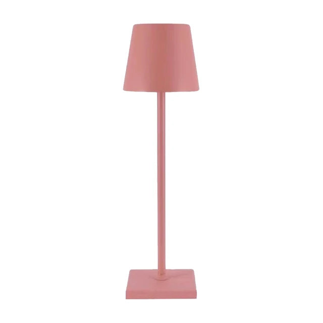 Lampe de table rose moderne avec abat-jour conique, design minimaliste, idéale pour décoration intérieure, éclairage d'ambiance élégant.