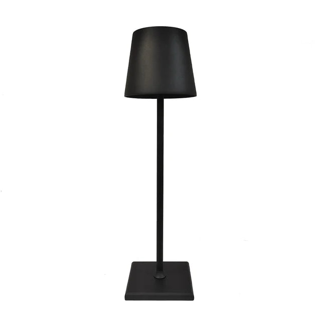 Lampe de table moderne noire, design minimaliste, abat-jour conique, base carrée, idéale pour décoration intérieure contemporaine.