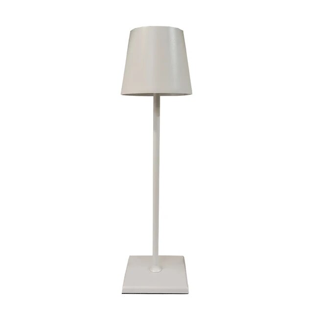 Lampe sur pied blanche moderne avec abat-jour conique, design minimaliste, idéale pour salon ou bureau, éclairage intérieur élégant et contemporain.