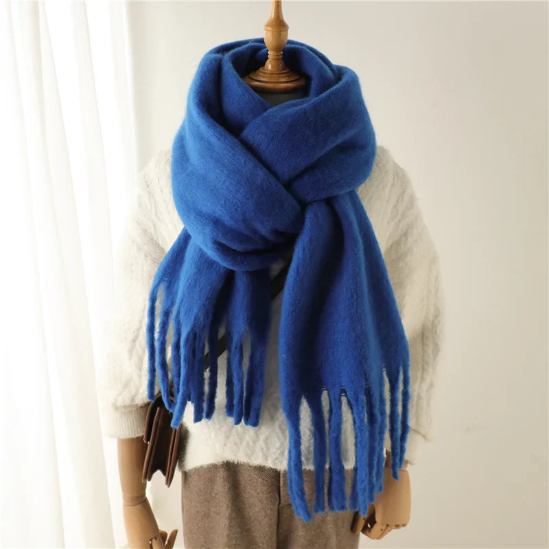 Écharpe en laine bleue épaisse et douce, nouée sur un mannequin, idéale pour l'hiver. Accessoire mode chaud et élégant.