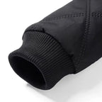Manche de veste noire matelassée avec poignet côtelé, design moderne et élégant, vêtement d'hiver tendance, mode homme et femme.