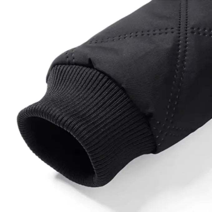 Manche de veste noire matelassée avec poignet côtelé, design moderne et élégant, vêtement d'hiver tendance, mode homme et femme.
