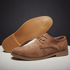 Chaussures derby en daim marron pour homme, semelle en caoutchouc, style élégant et moderne, parfaites pour tenues formelles et décontractées.