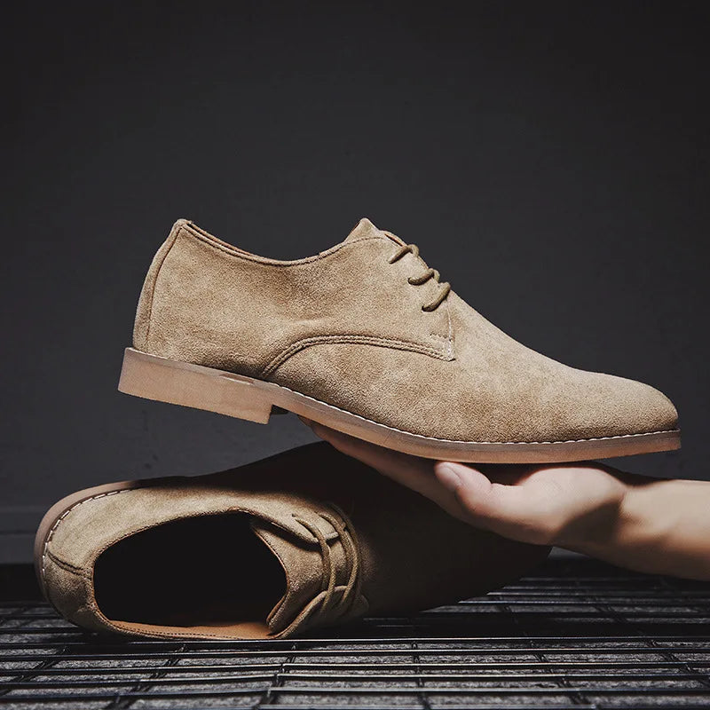 Chaussures derby en daim beige pour homme, semelle marron clair, style élégant et moderne, parfaites pour tenues décontractées ou formelles.