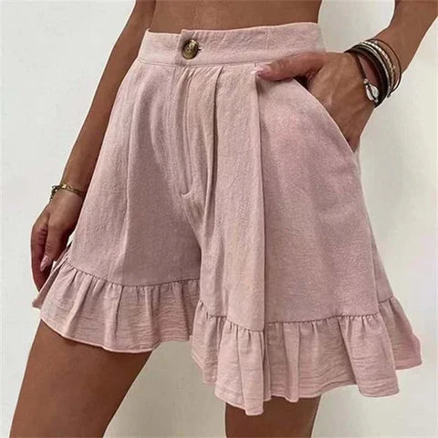 Short en lin rose avec volants, taille haute, poches latérales, bouton décoratif. Mode estivale féminine, style décontracté et élégant.