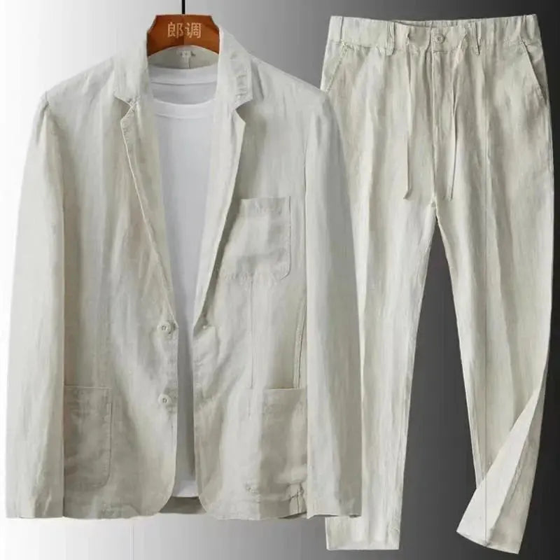Costume en lin blanc cassé pour homme, comprenant une veste élégante et un pantalon assorti, idéal pour un look estival chic et décontracté.