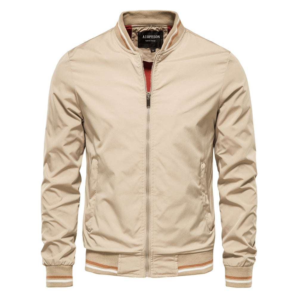Blouson beige pour homme avec fermeture éclair, col montant et poignets côtelés. Veste légère et élégante, idéale pour la mode masculine automne.