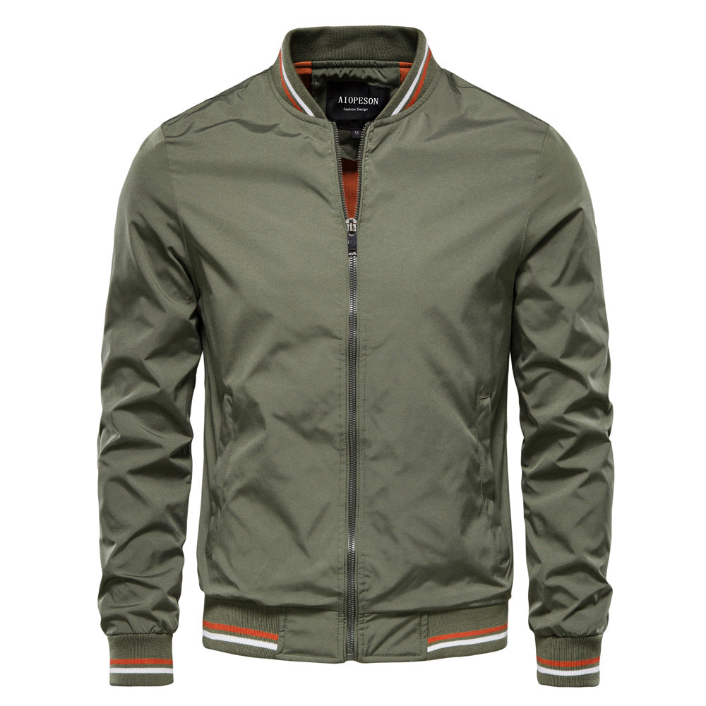 Veste bomber kaki pour homme avec fermeture éclair, col et poignets côtelés. Style décontracté, tendance mode masculine, automne-hiver.