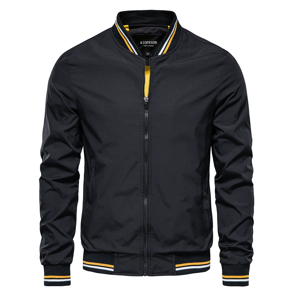 Blouson aviateur noir pour homme avec fermeture éclair, col et poignets rayés jaune et blanc. Veste légère, mode, tendance automne-hiver.