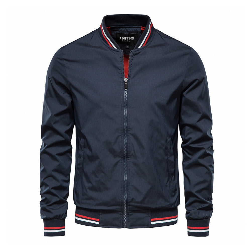 Blouson homme bleu marine, style bomber, avec fermeture éclair, col et poignets rayés rouge et blanc. Mode masculine, veste tendance.