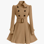 Manteau trench-coat beige élégant pour femme, double boutonnage, ceinture ajustable, manches longues, style automne-hiver, mode chic et intemporelle.