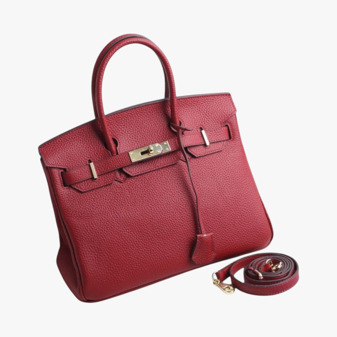 Sac à main en cuir rouge élégant avec bandoulière détachable, fermoir doré, design luxueux. Accessoire mode femme tendance et chic.