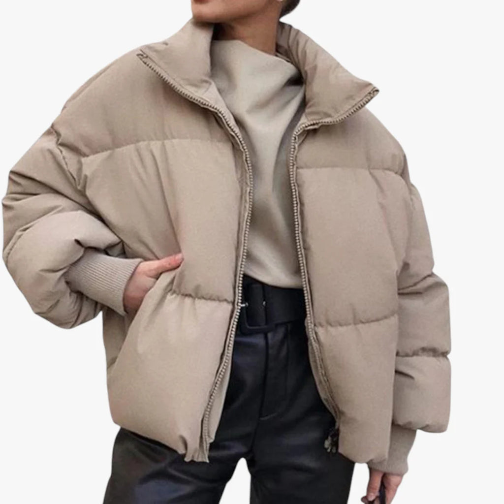 Veste matelassée beige pour femme, style décontracté, col montant, poches latérales, idéale pour l'hiver. Mode tendance et confortable.