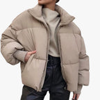 Veste matelassée beige pour femme, style décontracté, col montant, poches latérales, idéale pour l'hiver. Mode tendance et confortable.
