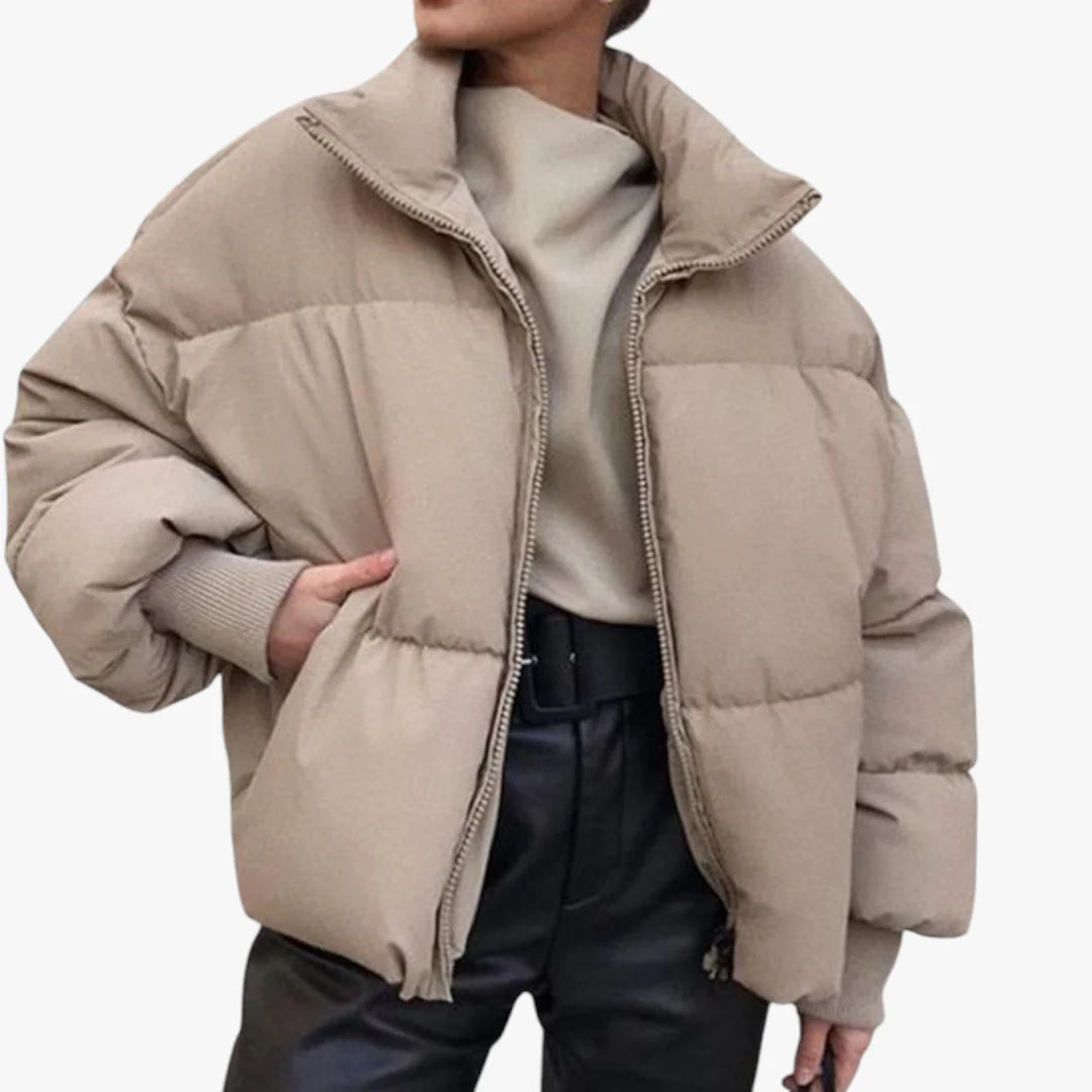 Veste matelassée beige pour femme, style décontracté, col montant, poches latérales, idéale pour l'hiver. Mode tendance et confortable.
