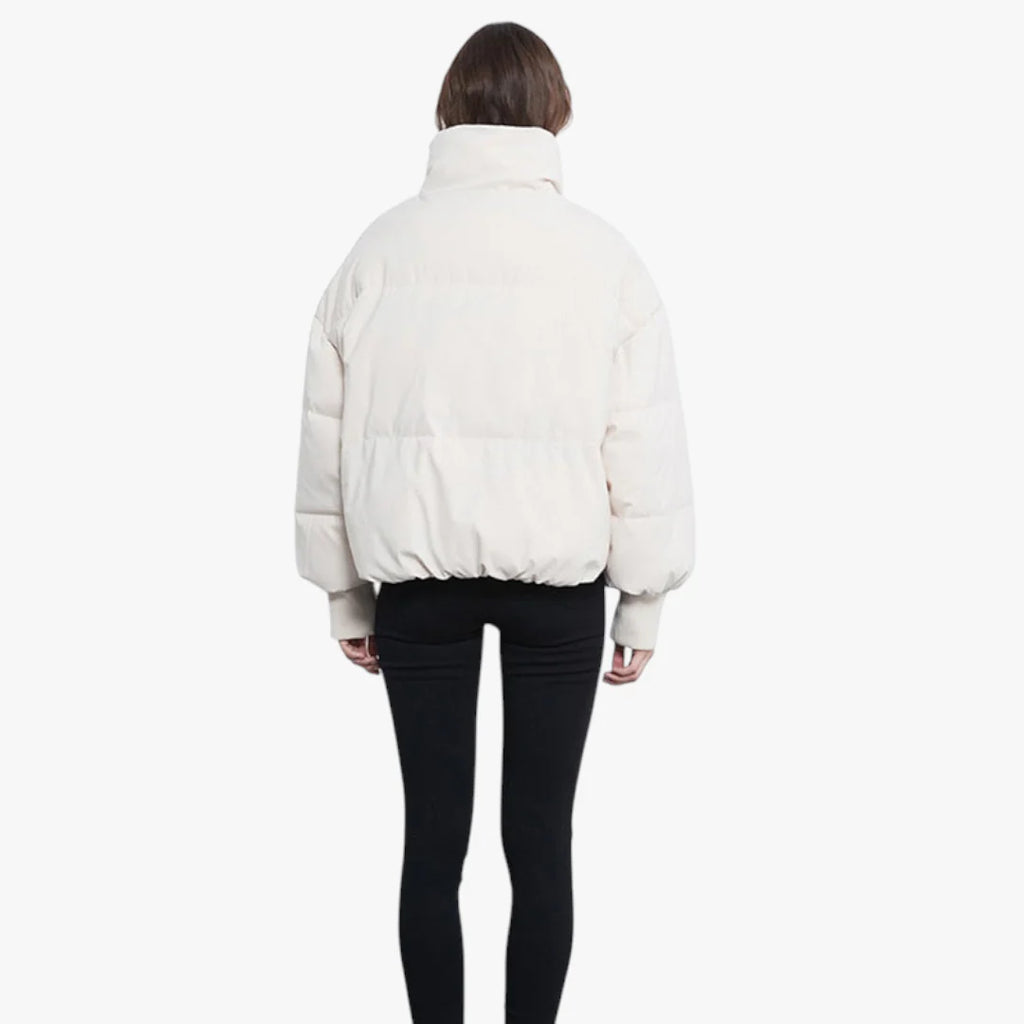 Veste doudoune blanche femme vue de dos, col montant, manches longues, style hiver, mode tendance, sur fond blanc.