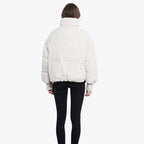 Veste doudoune blanche femme vue de dos, col montant, manches longues, style hiver, mode tendance, sur fond blanc.