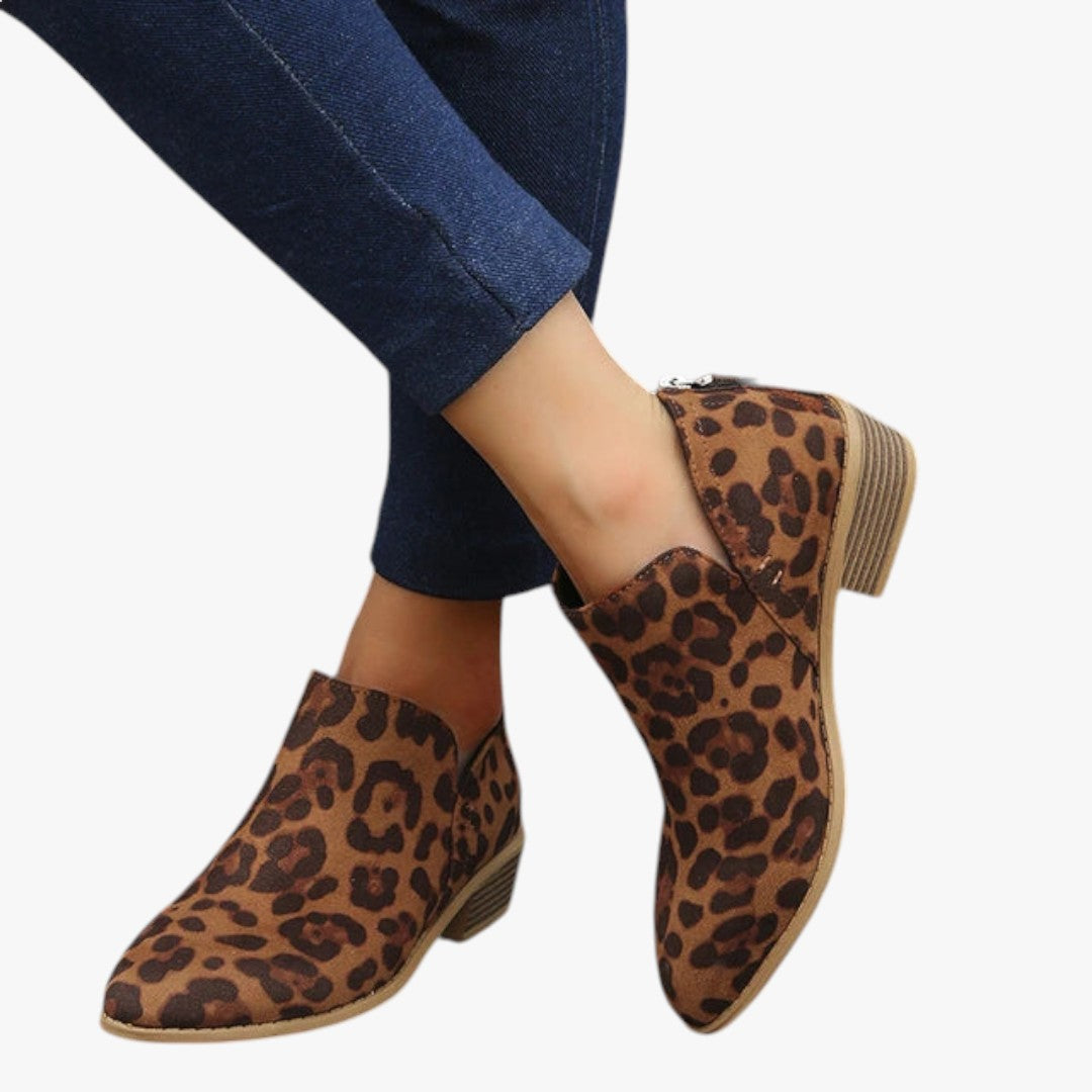Chaussures bottines léopard pour femme, talon bas, portées avec un jean bleu. Mode tendance, style animalier, confort quotidien.