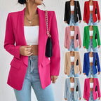 Femme portant un blazer rose vif, sac à chaîne dorée, jean bleu clair. Variantes de blazers colorés en arrière-plan: noir, rouge, rose, vert, beige, bleu, gris.