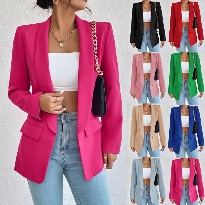 Femme portant un blazer rose vif, sac à chaîne dorée, jean bleu clair. Variantes de blazers colorés en arrière-plan: noir, rouge, rose, vert, beige, bleu, gris.